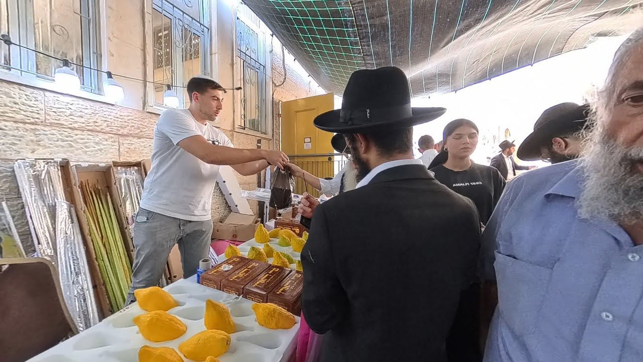 Jerusalem's HOLY VIBE ✨ Walking Tour Through the Zopnik Four Species Market