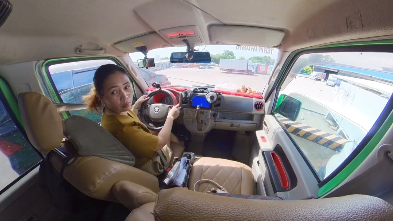 Lady Driver of Suzuki Every Wagon