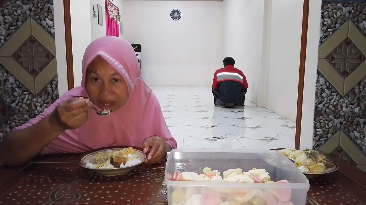Masak² di malam hari, sambil makan di teras🍲