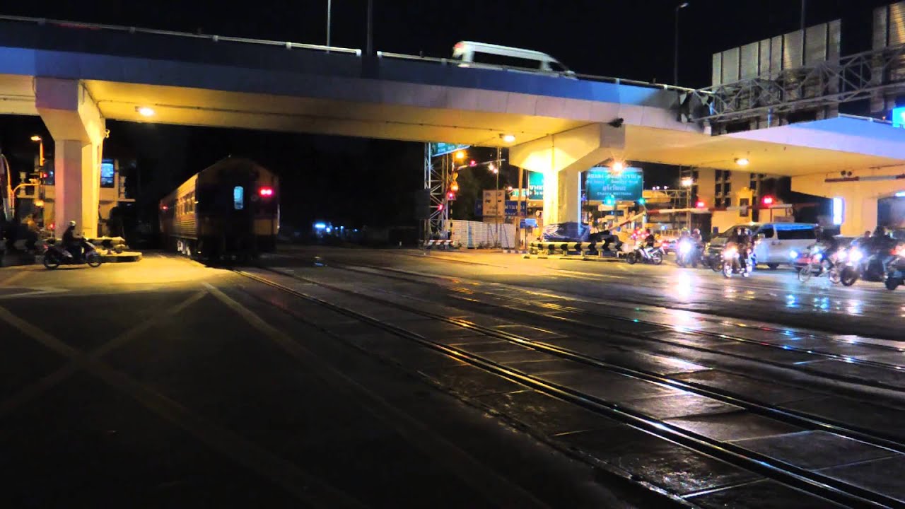ดูรถไฟที่แยกยมราช Night Train At Yommarat Intersection
