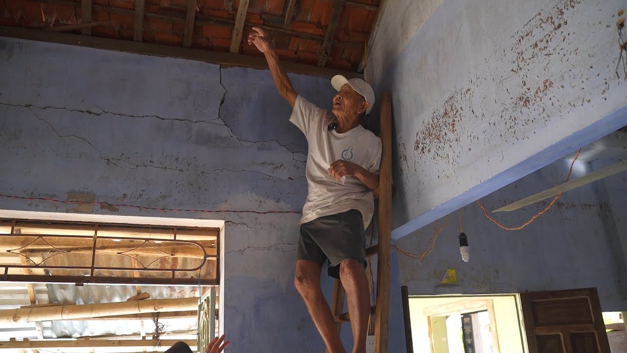 Khó Tin Cụ Ông Treo Vợ Lên Mái Nhà 2 Ngày Vì Nước Lũ Lên Cao