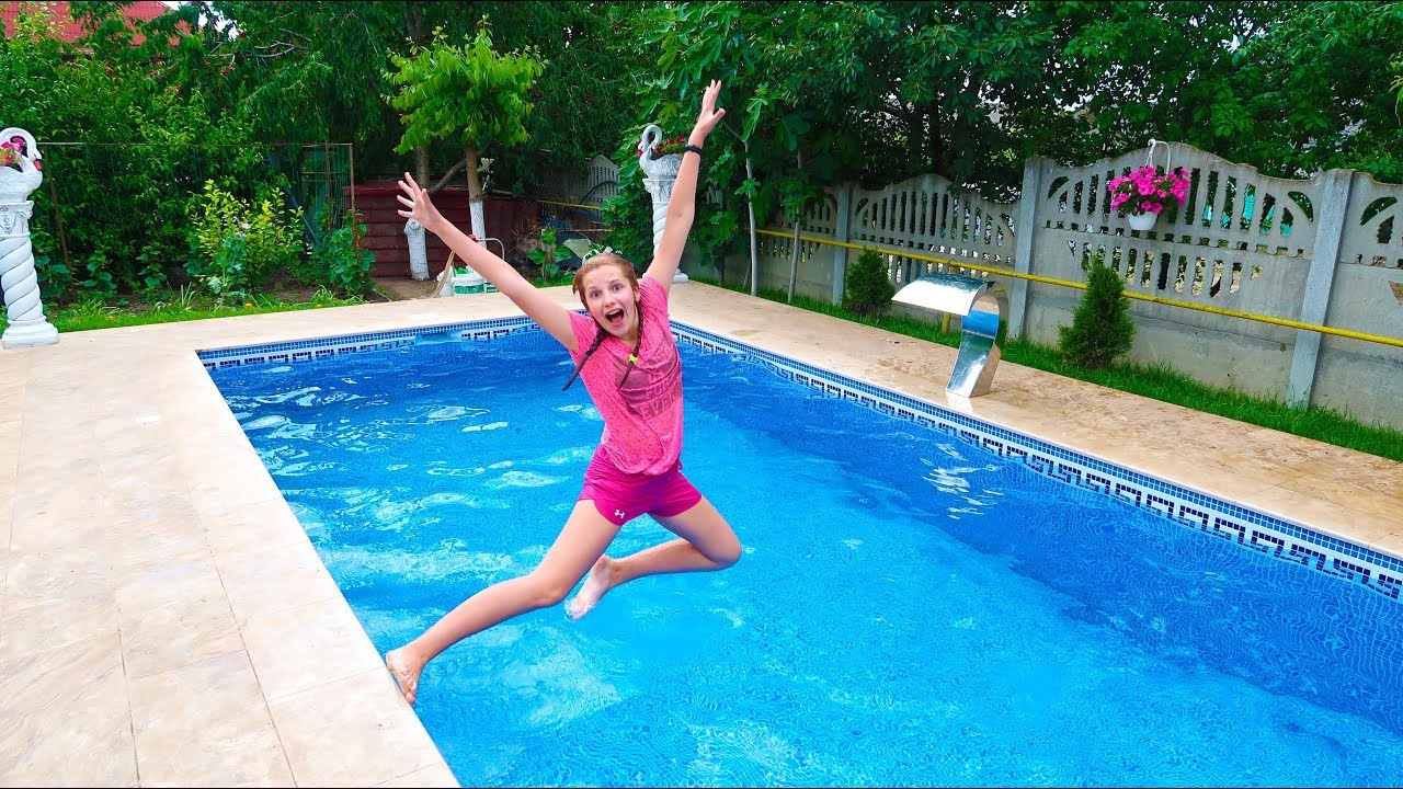 Irochka a CAZUT în PISCINA cu Apa
