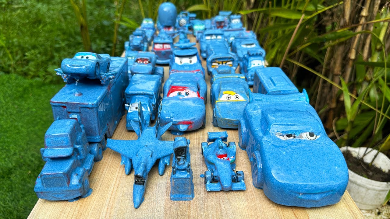 Clean up the blue muddy minicar & disney car convoy🏎🚗! Play in the garden