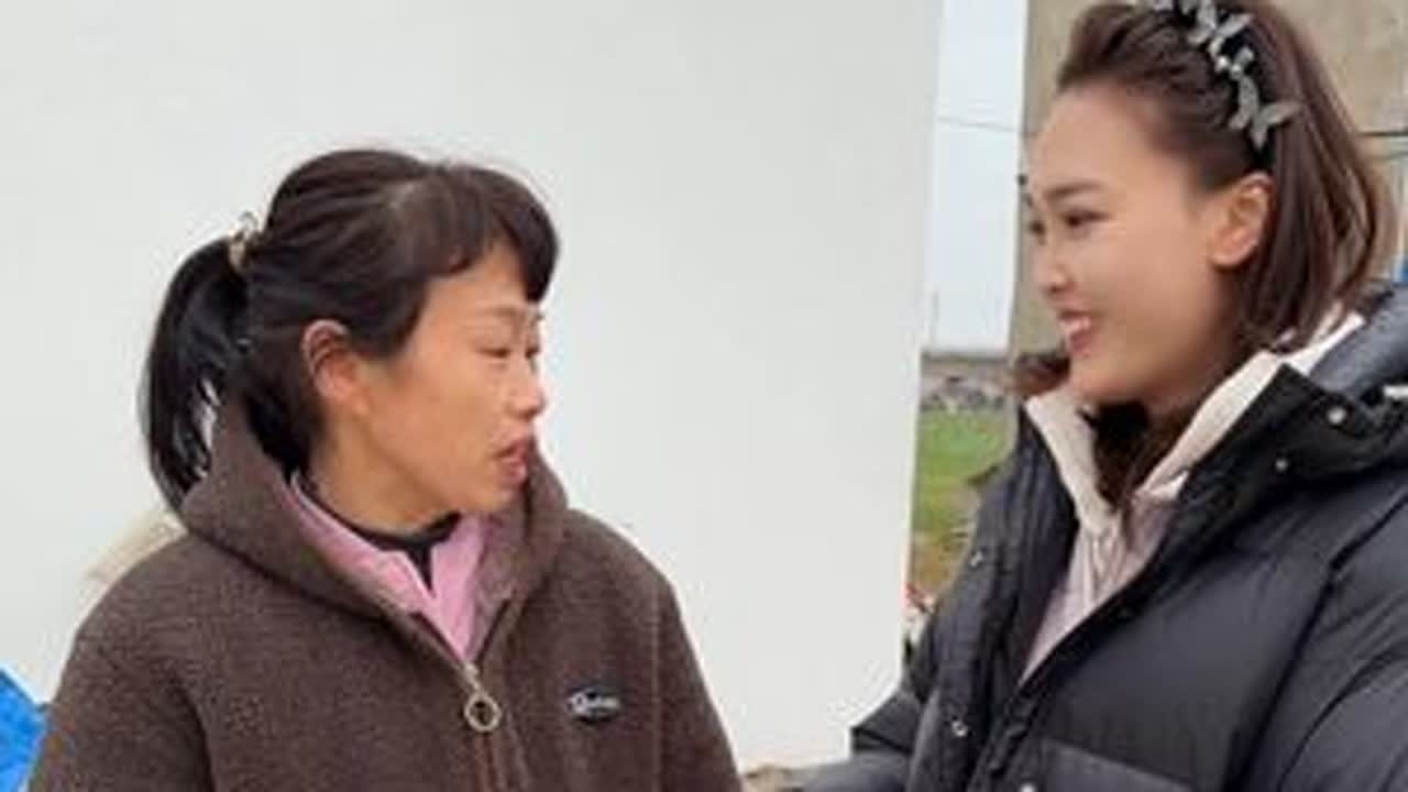 小时候，总是盼望过年长辈给我们发压岁钱，现在长大了，轮到我们给长辈发年终奖了，两位长辈辛苦了一年，看到你们的笑容就是我们最大的动力#过年红包 #家庭日常 #我的乡村生活
