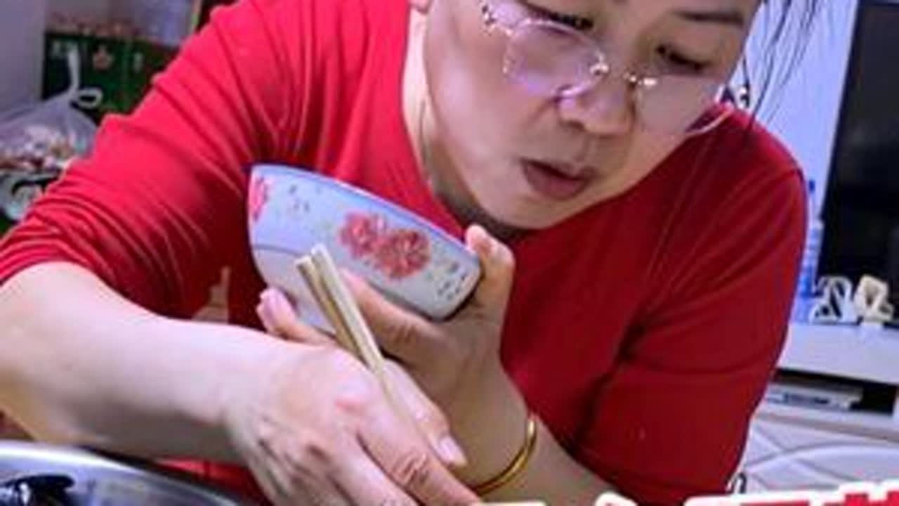 点点把握不住，明知道员外没有六个菜系不动筷儿，她非弄四个菜，主要是四个菜没有一个正里巴当的硬菜，叫员外怎么逮，不给俺一个合理的解释俺是绝对不会逮滴……#夫妻日常搞笑 #原创作品 #一拢稍#碎嘴子...