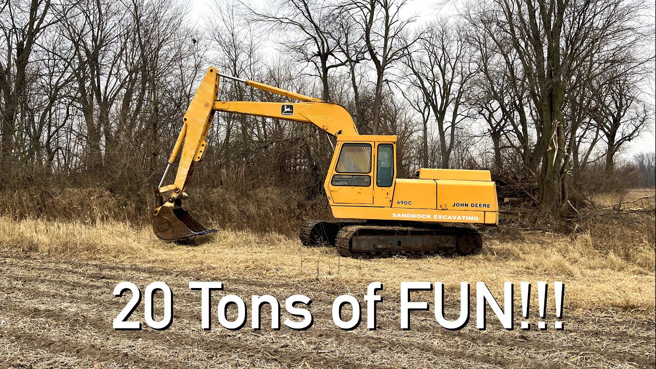 John Deere 690c расчищает деревья