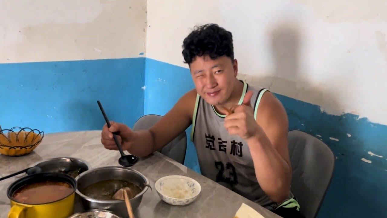有一个桌子太方便了，吃着也舒服，以后就都在桌子上吃饭了【凉山小弟】