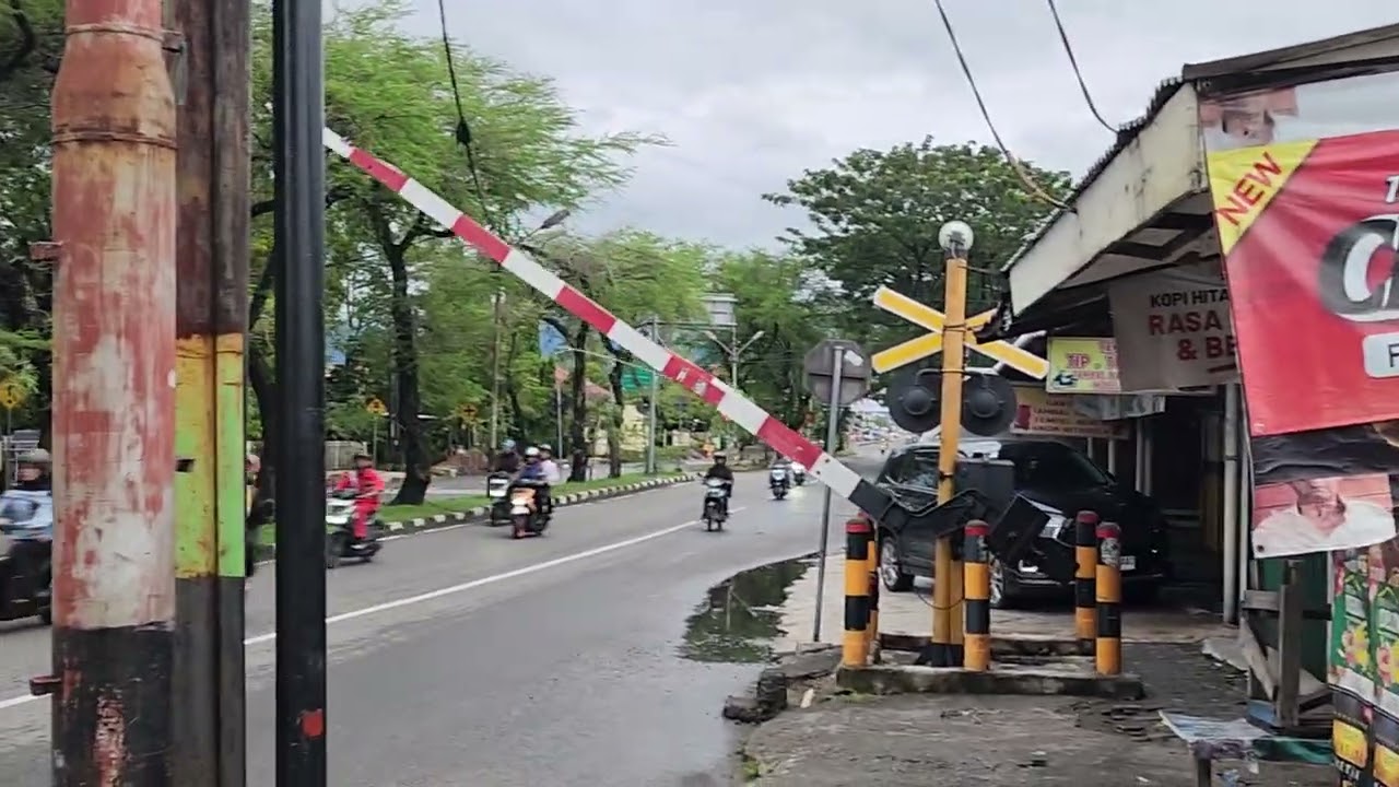 KA Lembah Anai di Stasiun Alai, dekat JPL 09 Kota Padang