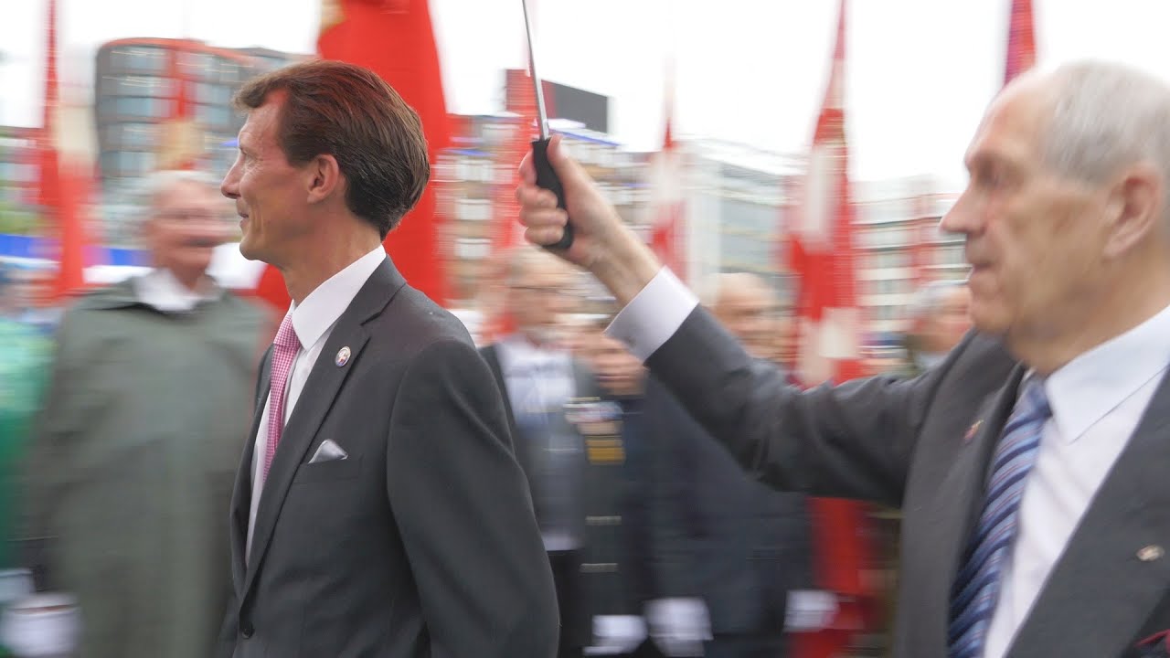 Digt over Rådhuspladsen Film nr 5. March mod Rådhuspladsen i anledning af Dannebrog 800 År. Ingen AI