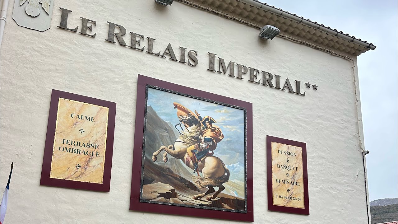 ON DÉCOUVRE UN HOTEL RESTAURANT ET MUSÉE SUR NAPOLÉON ! Incroyable découverte 