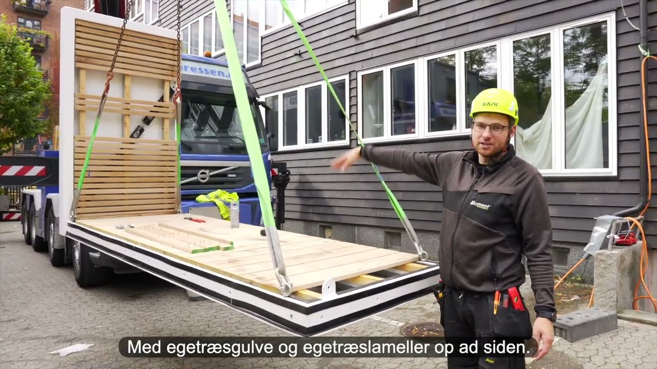 Montering af 96 altaner – se hvordan vi monterer specialdesignede altaner med egetræ og glasværn