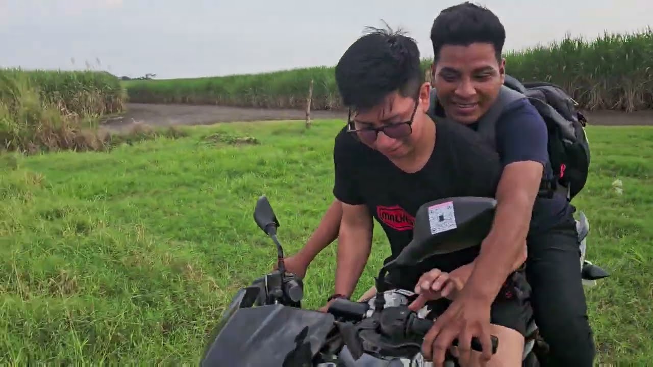 Andres enseña a manejar moto a rigoberto y casi llora por el miedo 😨 