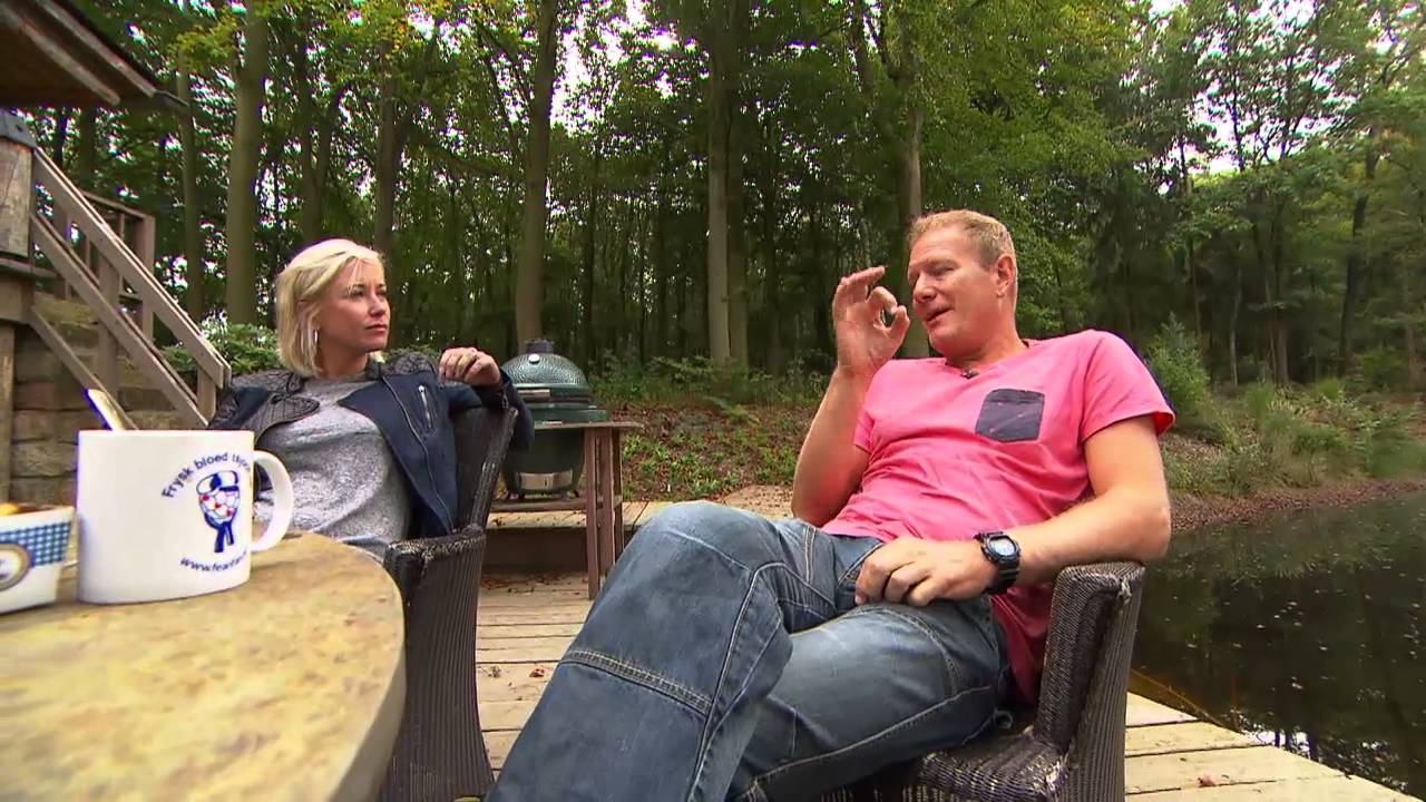 Carrie op de motor met Verbeek, Pastoor en De Jonge