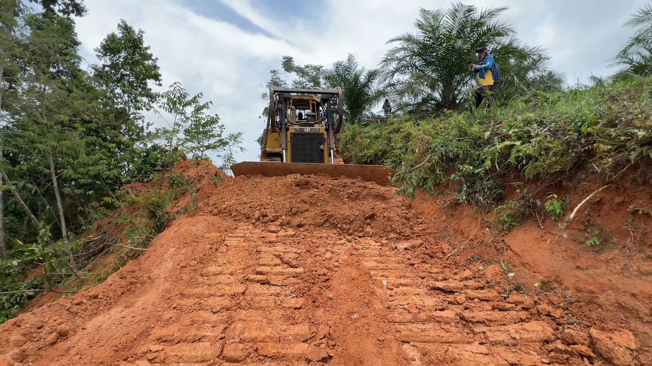 The Perfect Road Leveling Process with the D6R XL Bulldozer