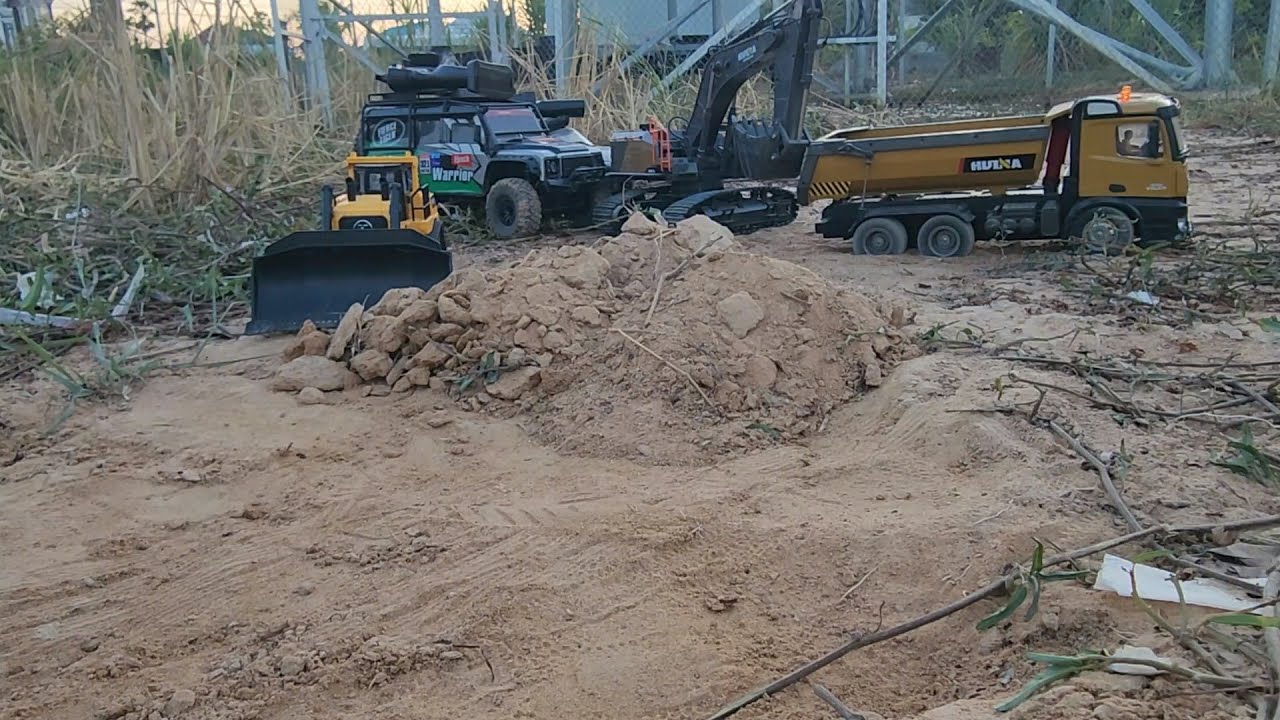 Miniature Earthmovers: RC Construction Site