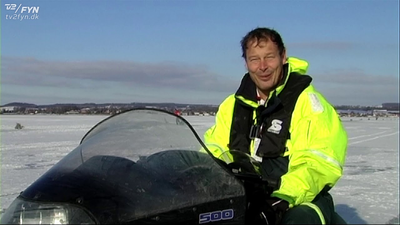På snescooter hen over isen til Bjørnø (2010)