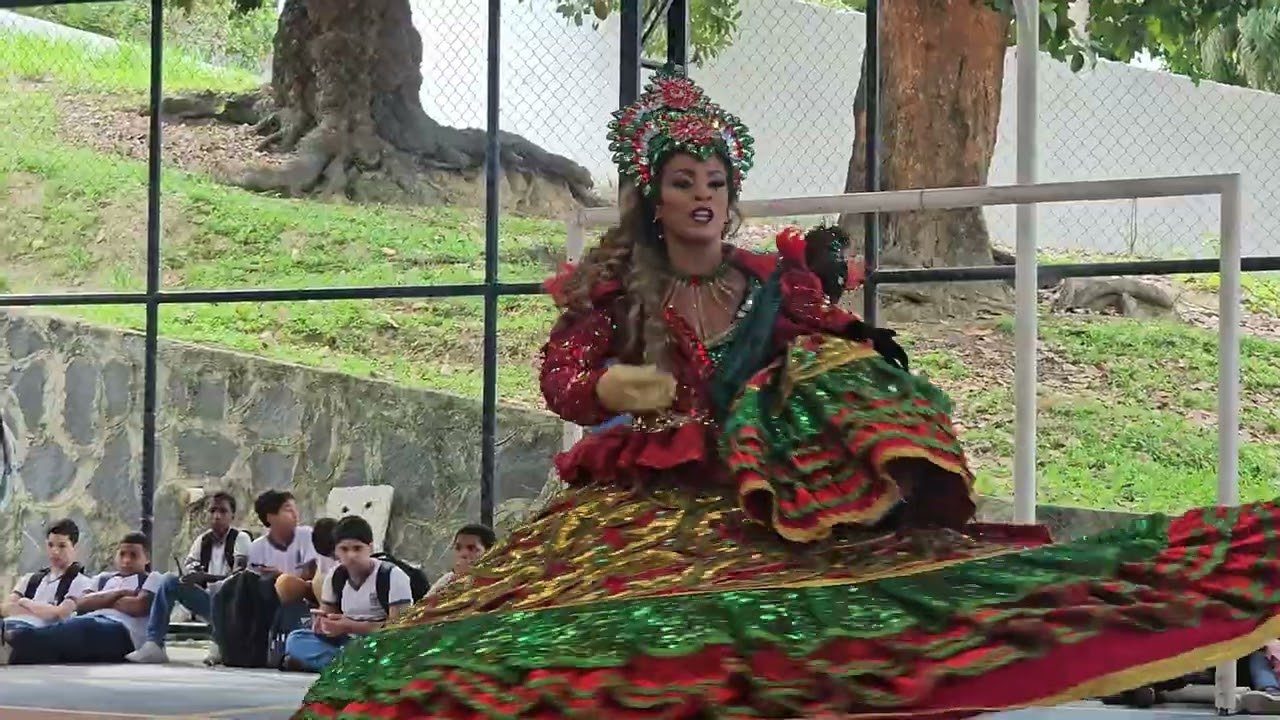 Maracatu encanto da alegria Apresentação: Escola Dr. Francisco recife brincantes na escola