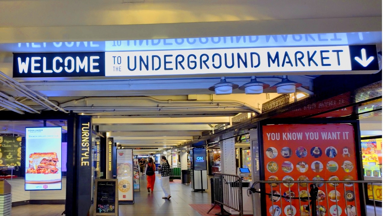 【4K】𝐖𝐀𝐋𝐊 🇺🇸 Turnstyle Underground Market in New York City 🚕🗽🌭