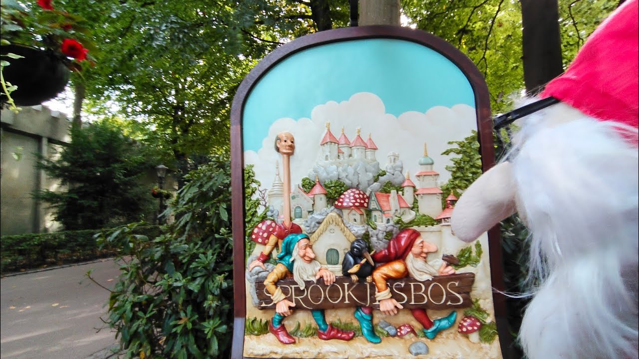 Kabouter ko wandelt door het Efteling Sprookjesbos