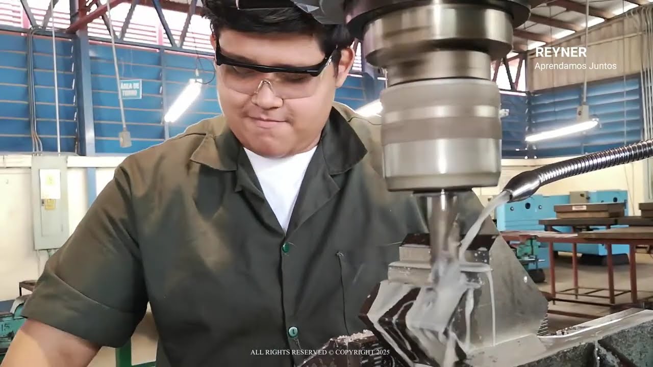 Mecanizando una pieza prismatica en maquina fresadora industrial