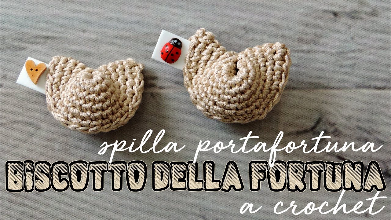 Uncinetto: spilla segnaposto portafortuna con biscotto della fortuna