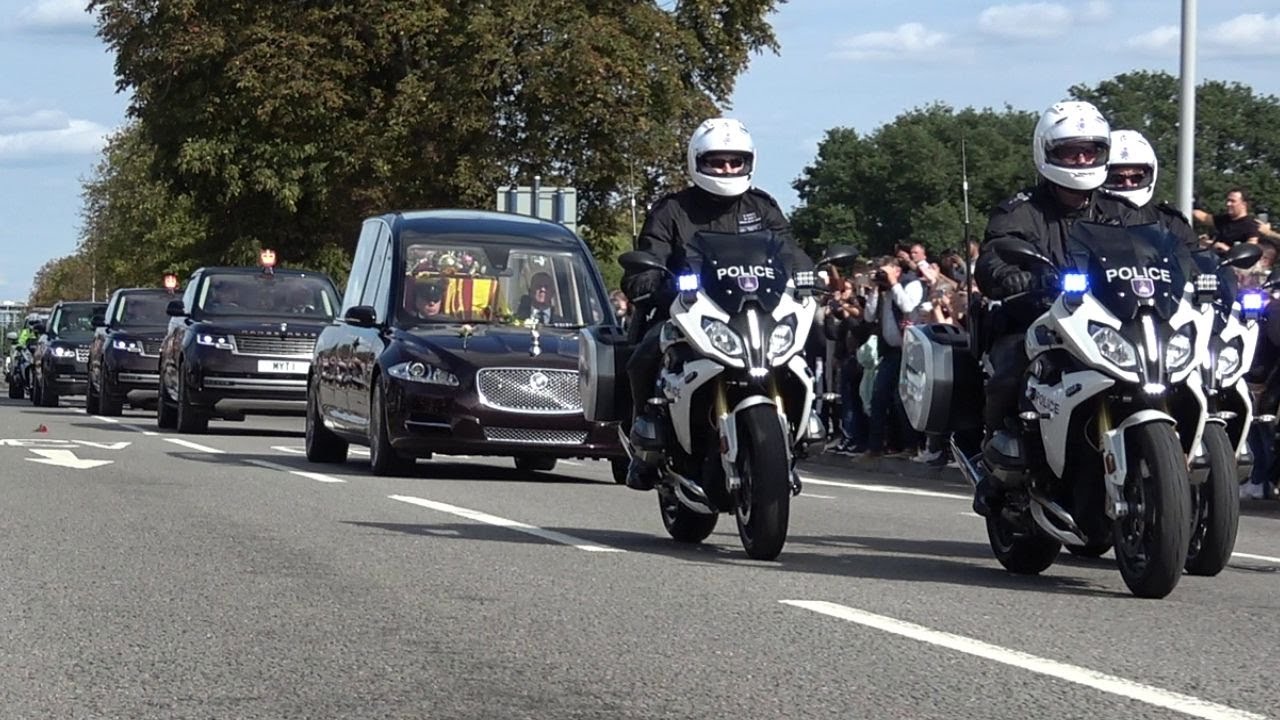 Crowds Applaud For Queen Elizabeth's Royal Coffin Procession To Windsor Castle
