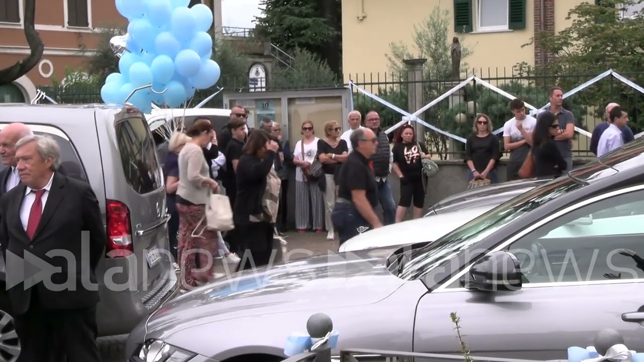 Triplice omicidio, chiesa gremita per funerali a Paderno Dugnano