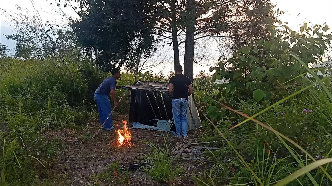 Camping membuat shelter untuk perlindungan ditengah hutan/tidur nyenyak dalam shelter