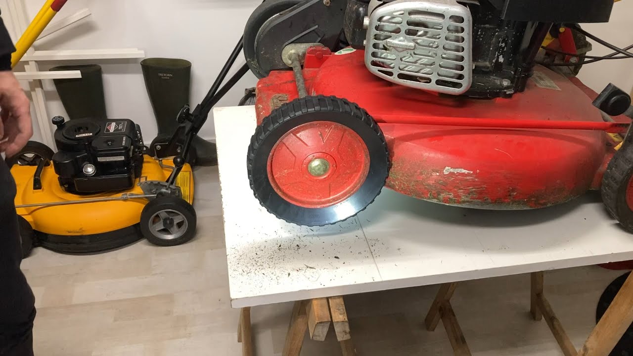 Så byter man däck på Klippo gräsklippare