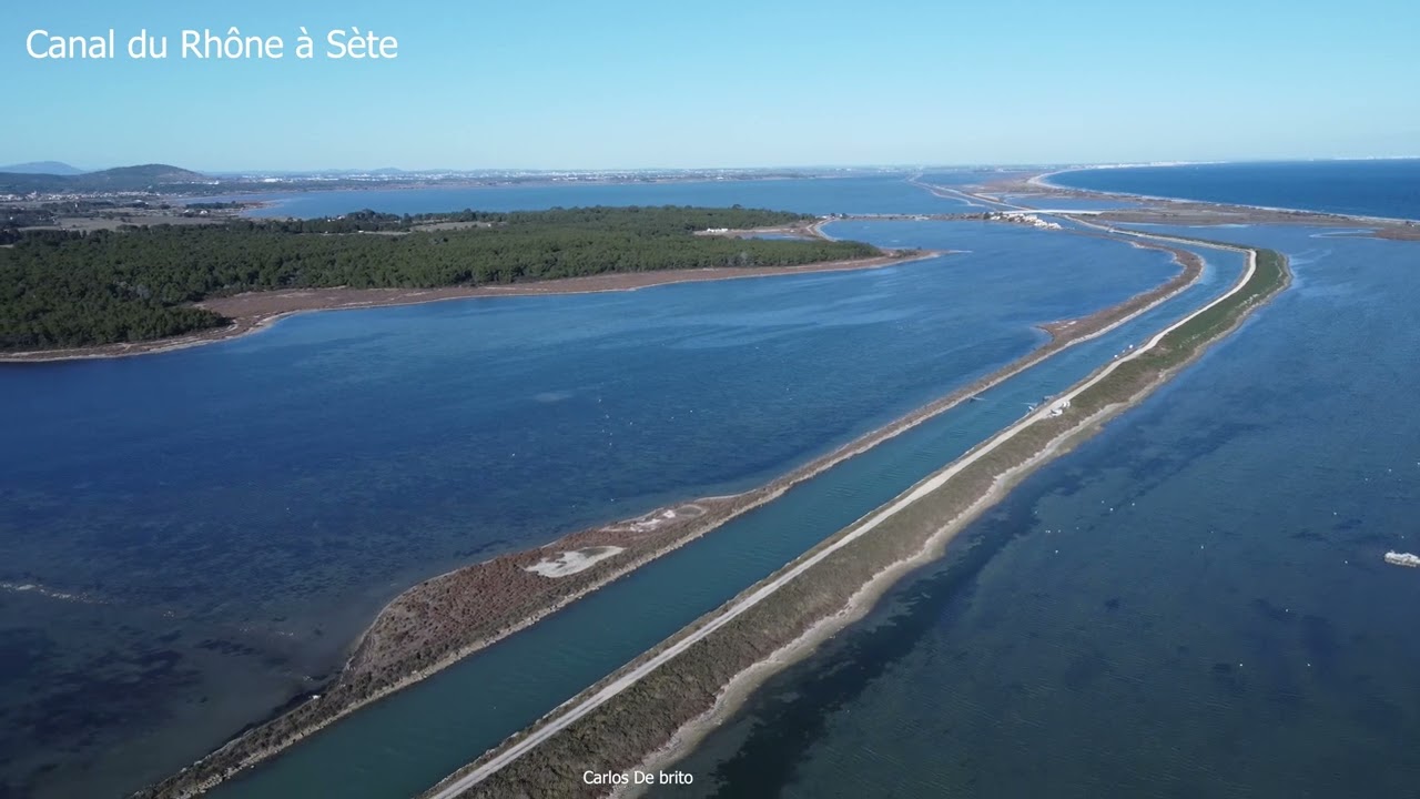 Les cabanes des Aresquiers le canal du Rhône à Sète