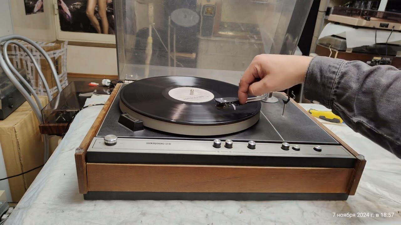 Хороший проигрыватель виниловых пластинок Электроника Б1-01 - копия Thorens-125 и тонарма SME.