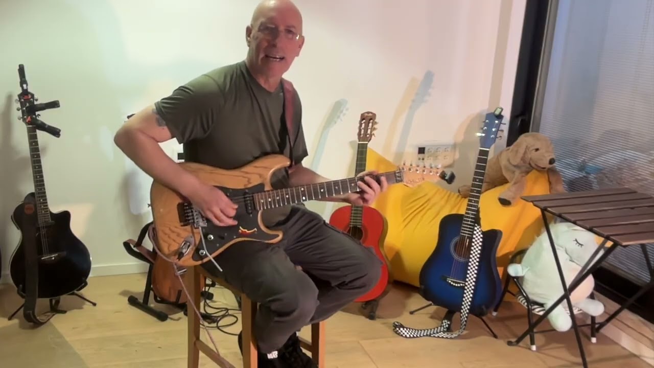 move to the Woogiboogie you play on your guitar נגינה עם תנועה ברוקנרול