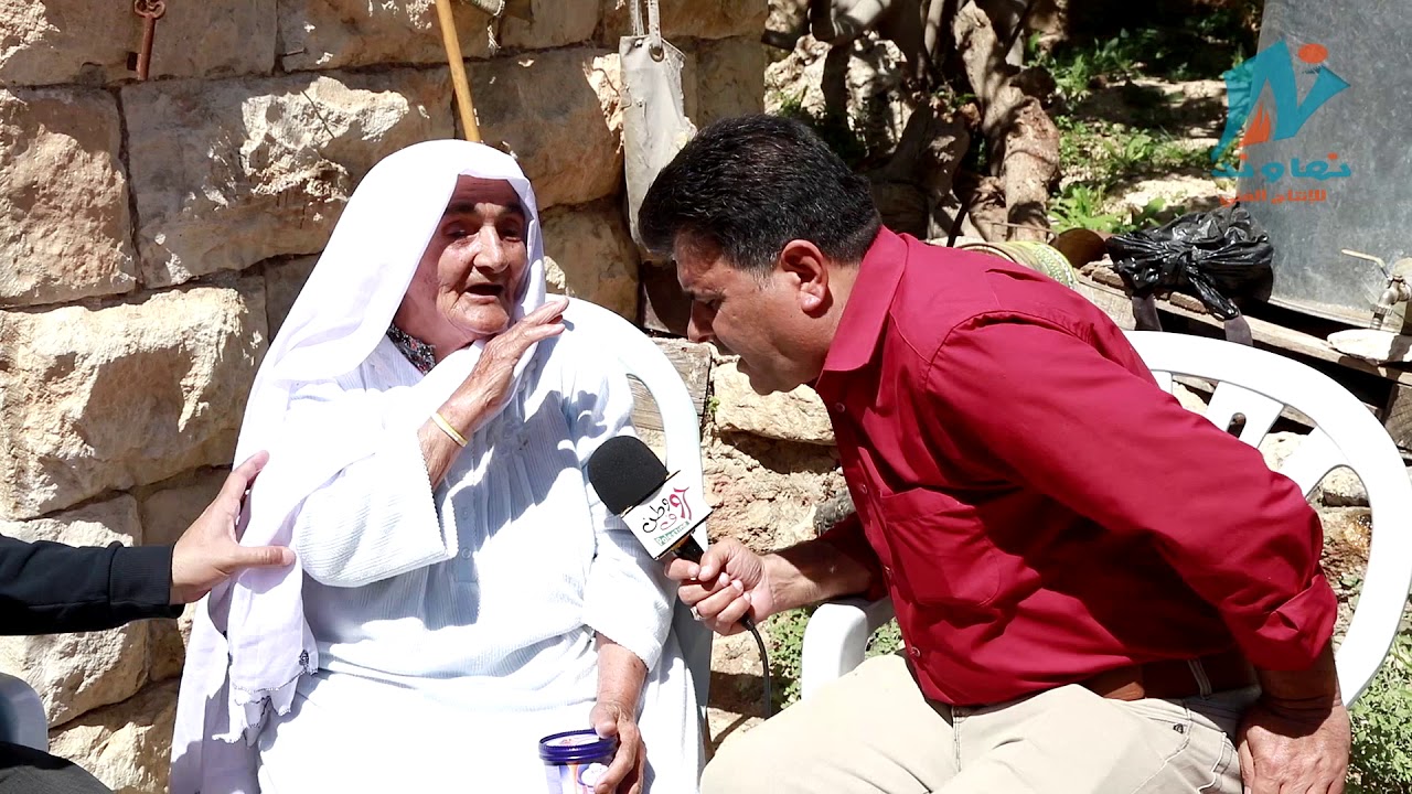 نحتاج عشرين عنوان للفيديو : يصف الحاجة عايشة  اطال الله عمرها هههههههههه