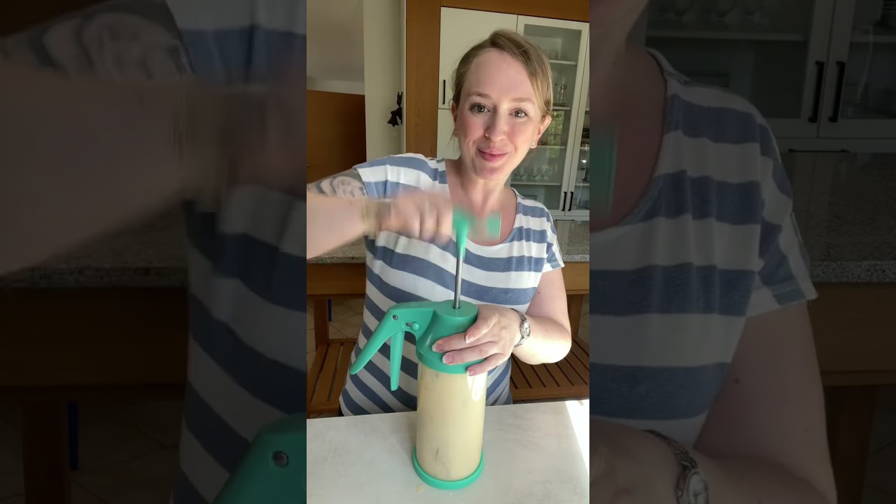Der Teigmischer und - Spender im perfekten Duo mit der Donut-Backform von Pampered Chef