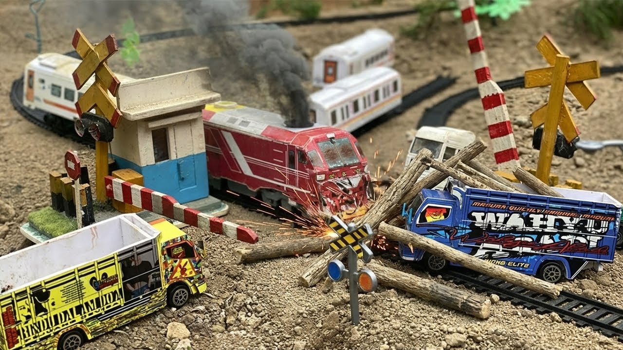 Kecelakaan Miniatur Kereta Api CC300 Ringsek Anjlok Menabrak Truk Oleng Kayu, di Rel Perlintasan