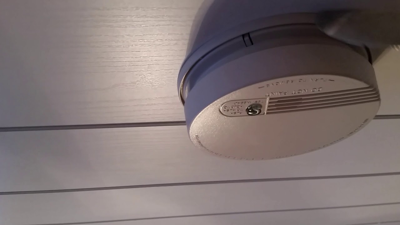 Miten vaihdan patterin palohälyttimeen?
