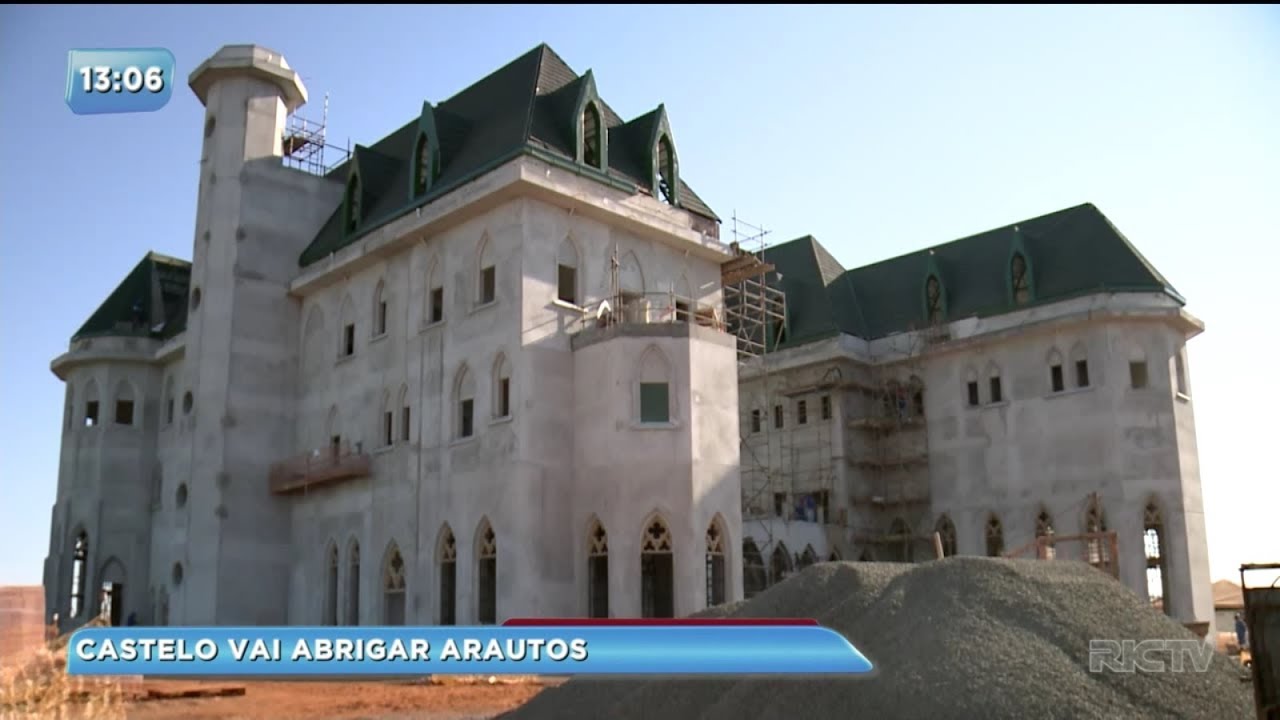 Grande construção de mosteiro se destaca na zona rural de Maringá