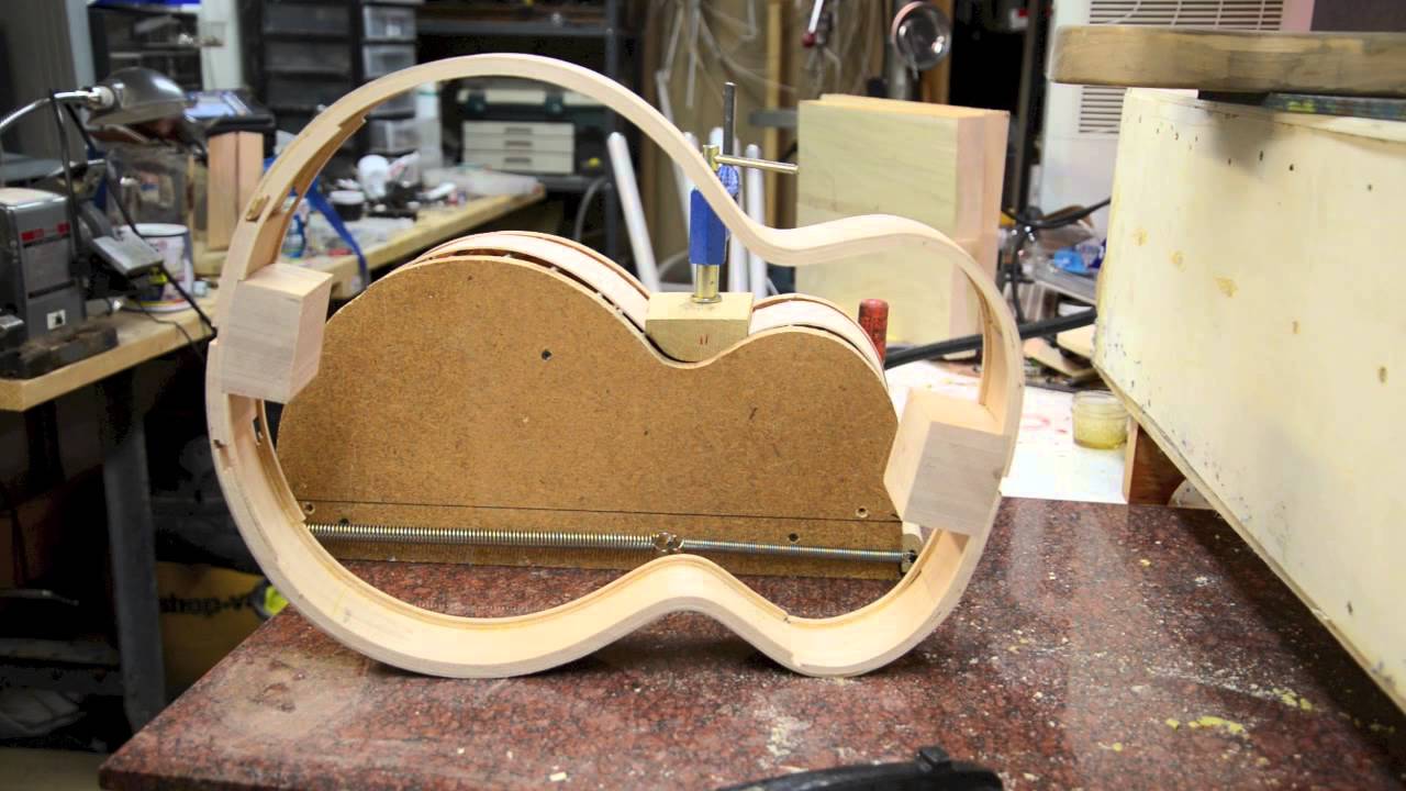 Изгиб боковин гитары в процессе сборки акустической гитары Steambox Luthier