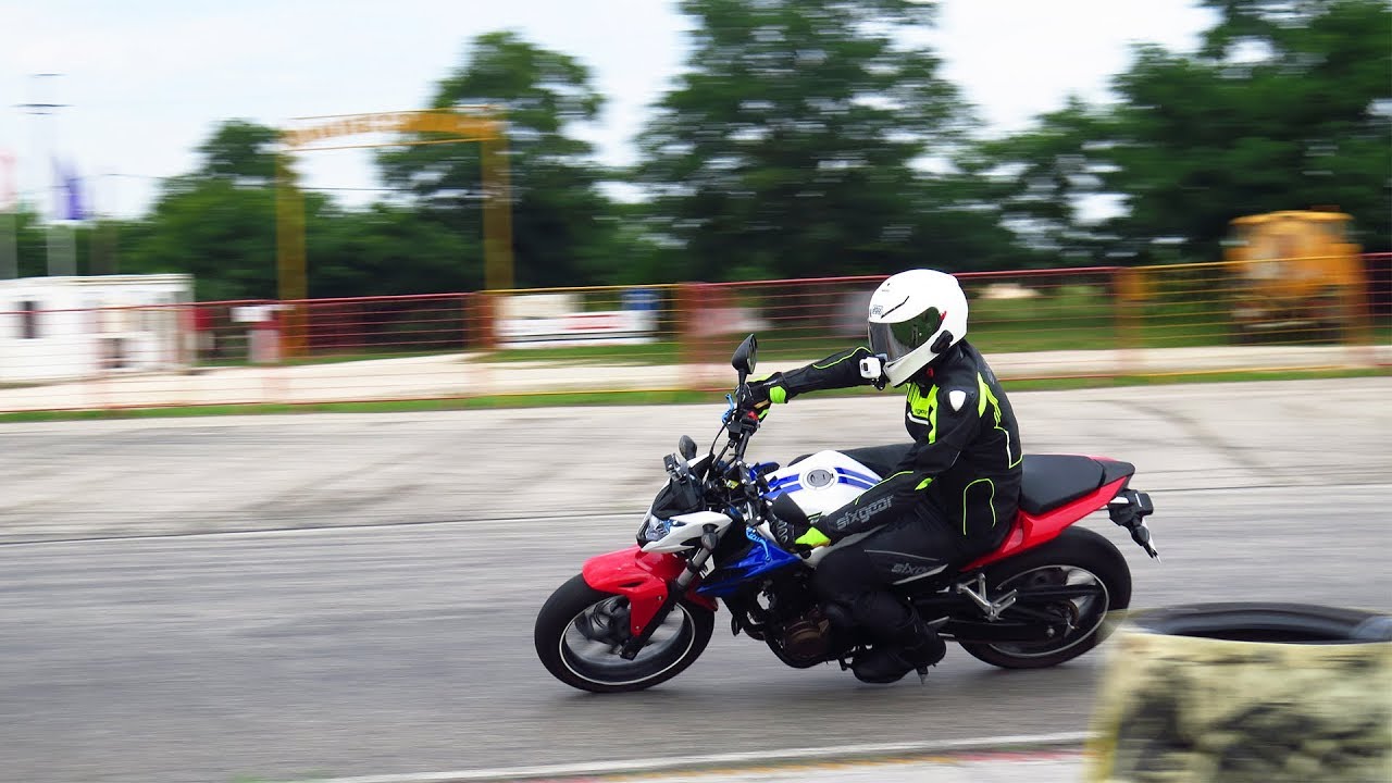 Profi oktató tanít pályán motorozni | Kakucs Ring