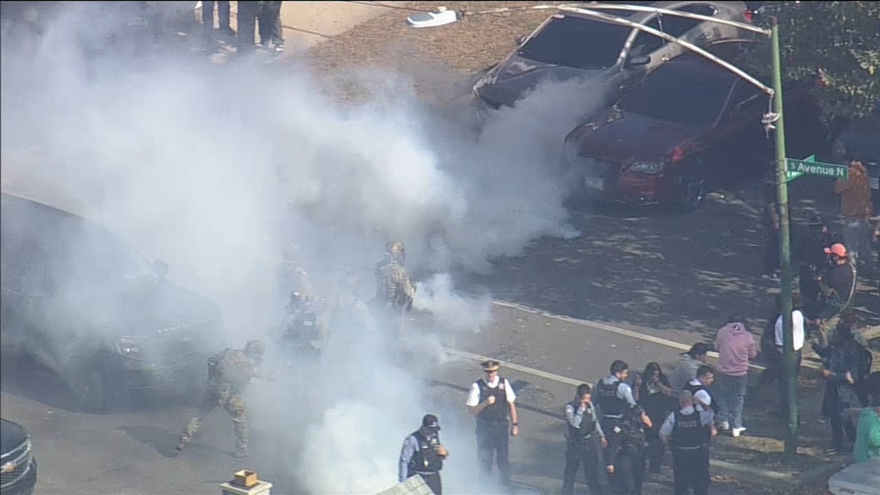 Feds use tear gas against crowd on Chicago's East Sidea