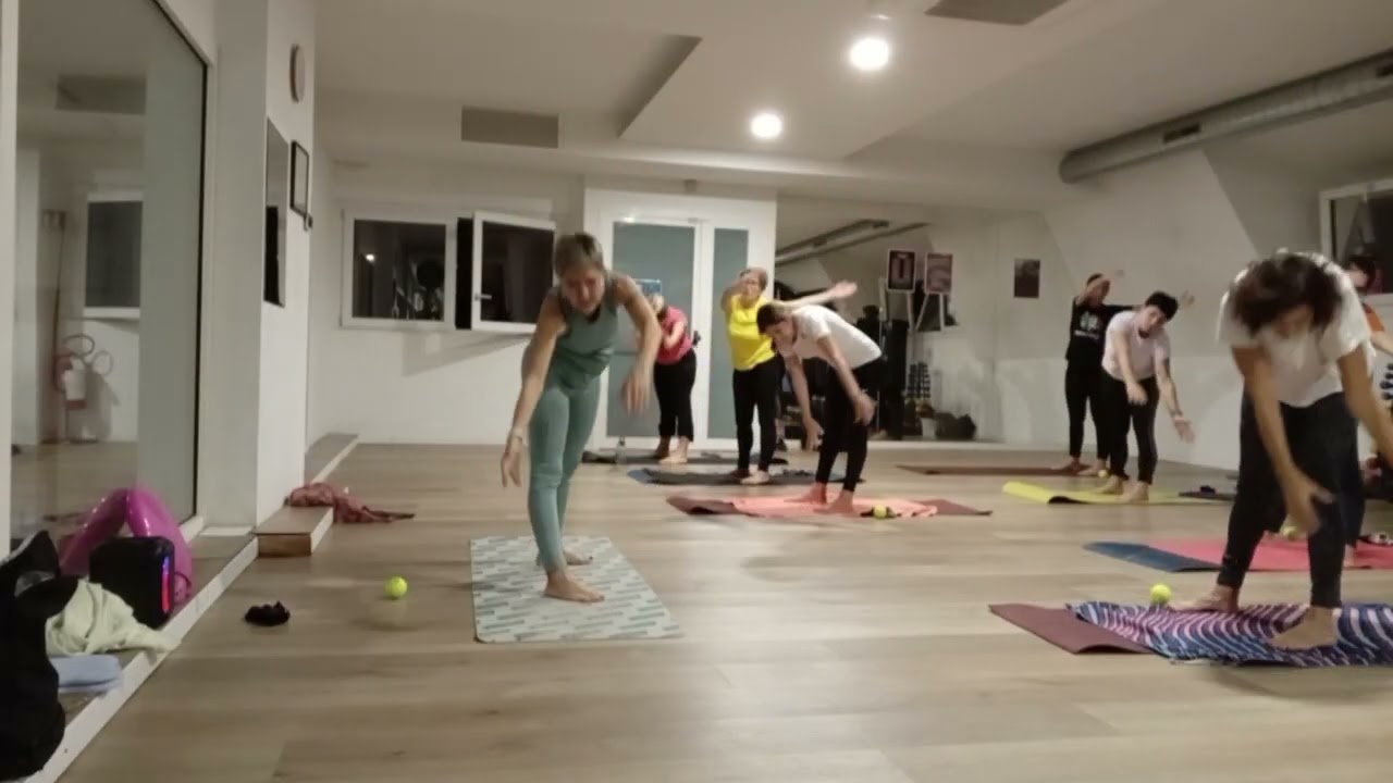 Ginnastica posturale 2° gruppo                                  Lezione con la pallina da tennis 