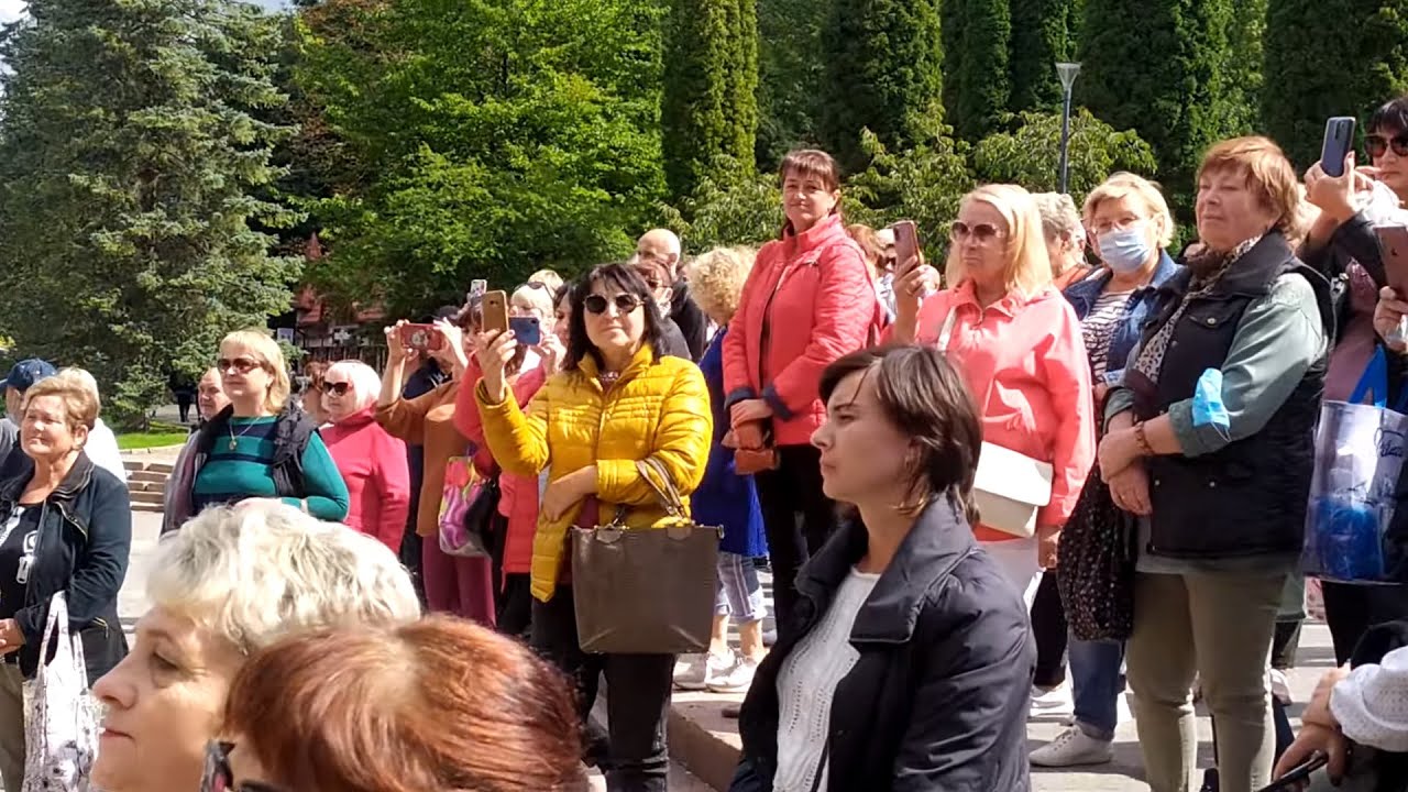 Трускавець 2021: Володимир Вермінський співає Zingarella українською мовою на бюветі