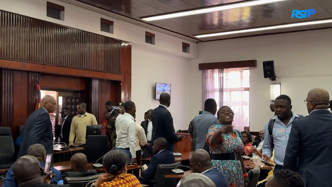Confusão e ânimos exaltados entre deputados força adiamento do debate da moção de censura