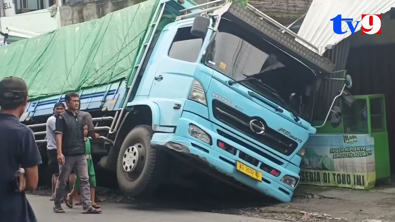 TRUK PENGANGKUT BARANG TABRAK RUKO