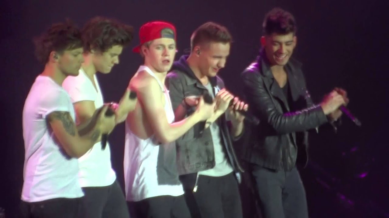 One Direction - Live While We're Young @ Amnéville (30.04.13) Louis making a paper plane