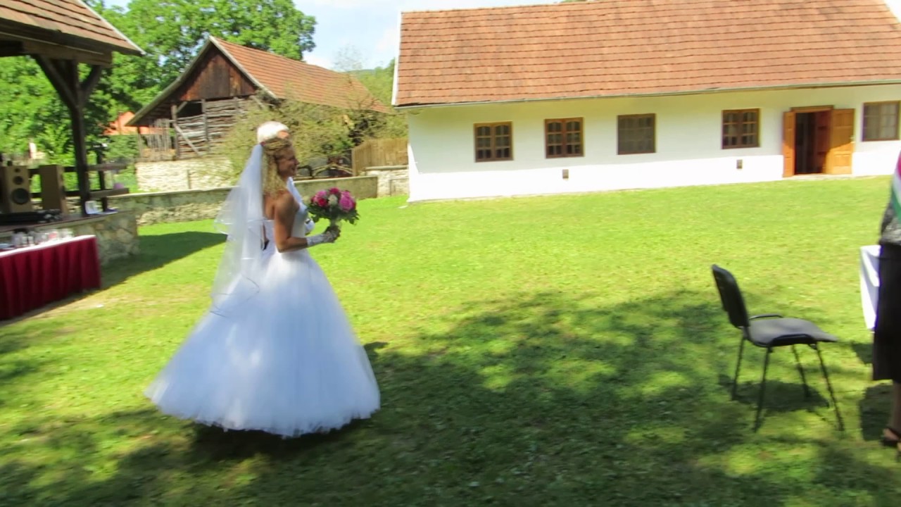 Esküvő, vicces bevonulásunk. Jósvafő. :)