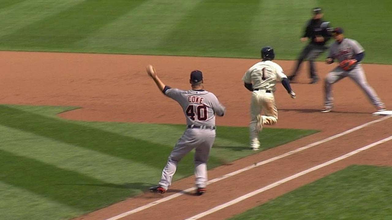 DET@MIN: Coke fields Fuld's bunt, throws him out