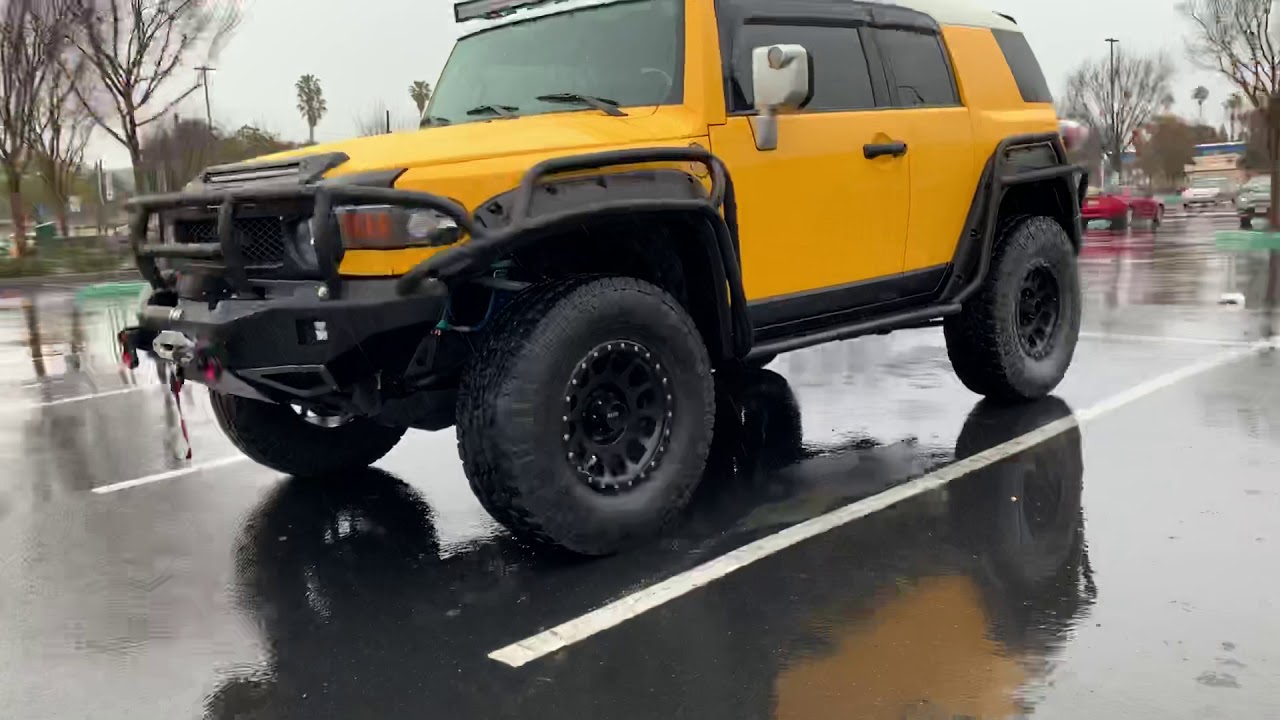 Toyota FJ Cruiser 35 INCH TIRES SEMI ARMORED walk around