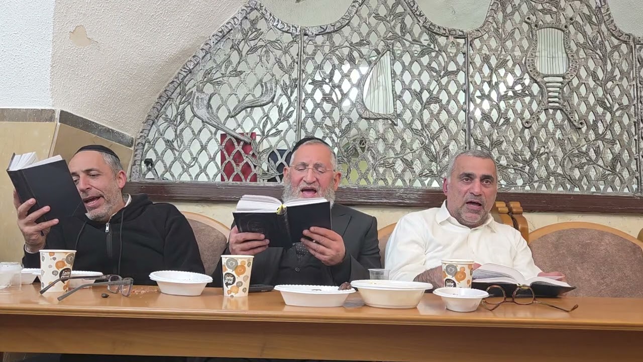 י-ה א-ל גדול ונאדר, והפיוט יום ט
