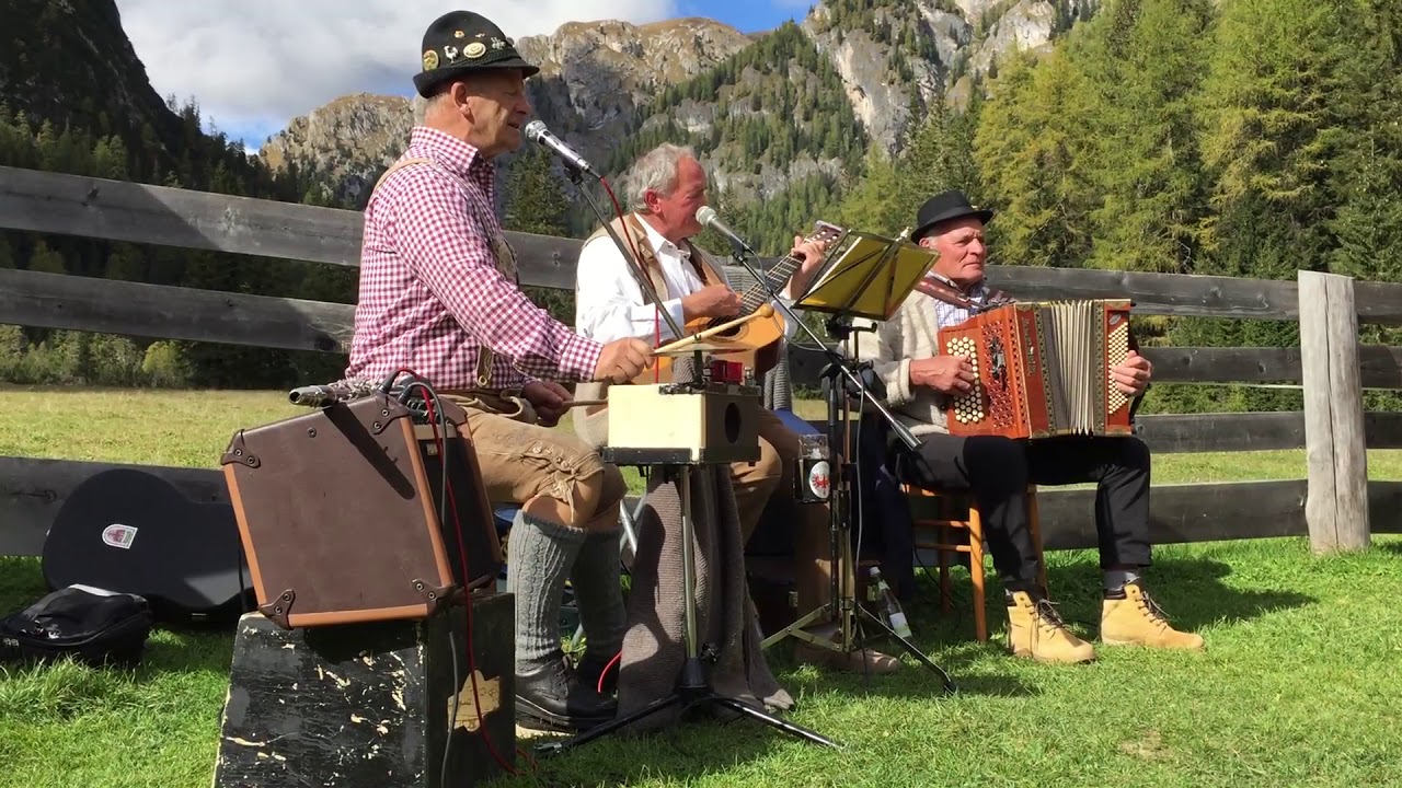 Die Lustigen Tauferer auf der Grünwaldalm beim Pragser Wildsee